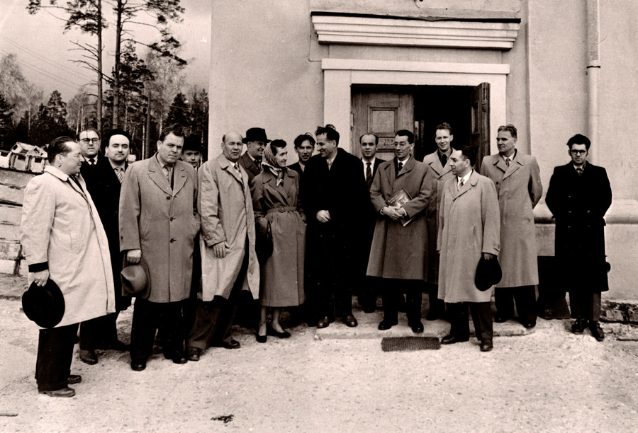 1958 год, визит Ф.Жолио-Кюри в ОИЯИ. Б.И.Замолодчиков - между Б.Понтекорво и Ф.Жолио-Кюри